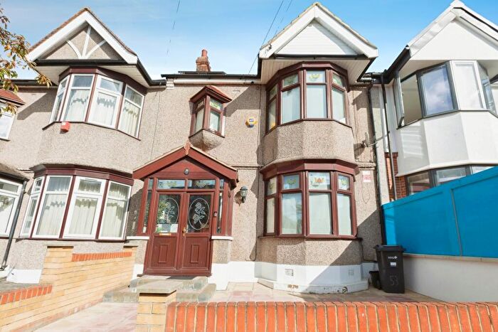 4 Bedroom Terraced House For Sale In Hamilton Avenue, Ilford, IG6