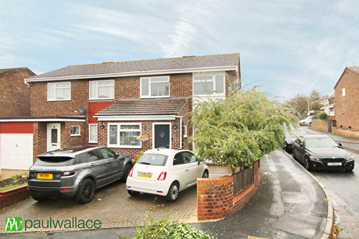 3 Bedroom Semi-Detached House For Sale In Wacketts, West Cheshunt, EN7