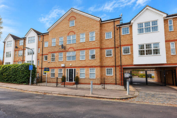 2 Bedroom Apartment For Sale In Chase Road, Southend-on-sea, SS1
