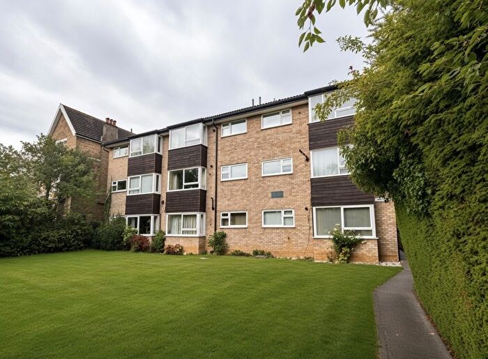 2 Bedroom Flat To Rent In The Avenue, Worcester Park, KT4