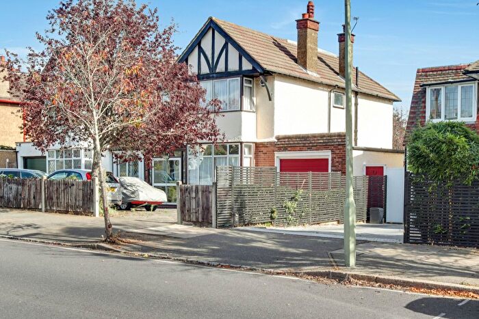 4 Bedroom Semi-Detached House For Sale In South View, Bromley, BR1