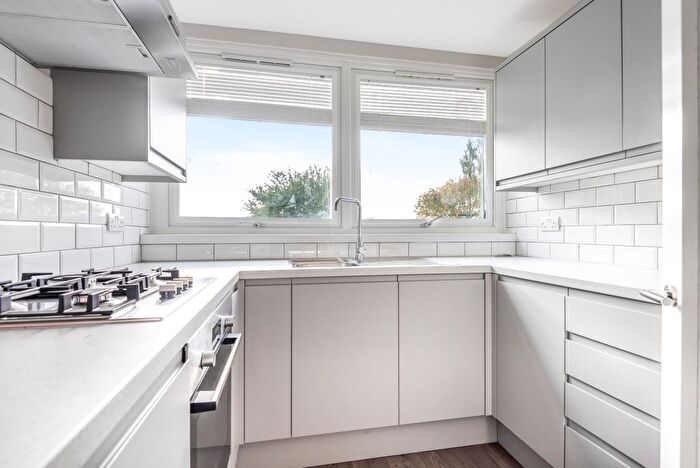 2 Bedroom Flat To Rent In Masons Hill, Bromley, Kent, BR2