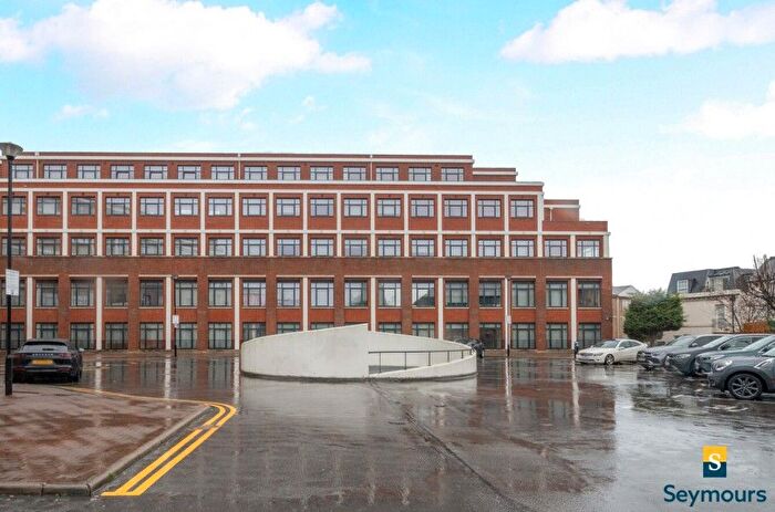 2 Bedroom Flat To Rent In Chertsey, Surrey, KT16
