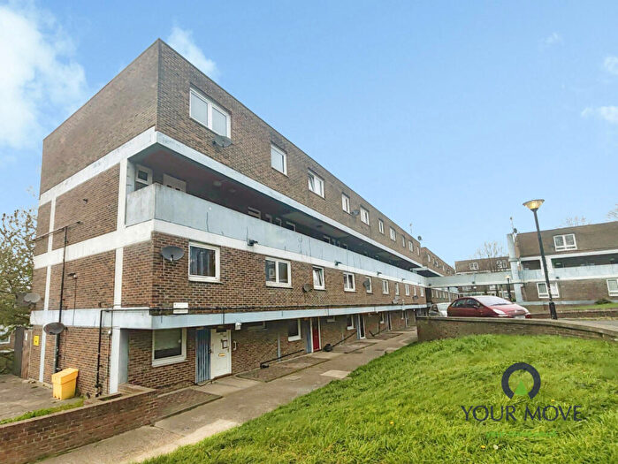 3 Bedroom Maisonette For Sale In Melville Court, Chatham, Kent, ME4