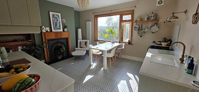 5 Bedroom Town House To Rent In Rufford Avenue, Yeadon, Leeds, LS19