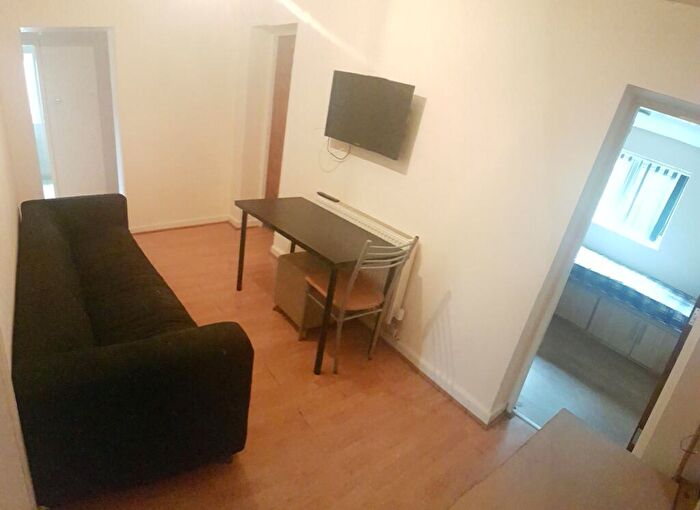 6 Bedroom Semi-Detached House To Rent In Edgeworth Drive, Manchester, M14
