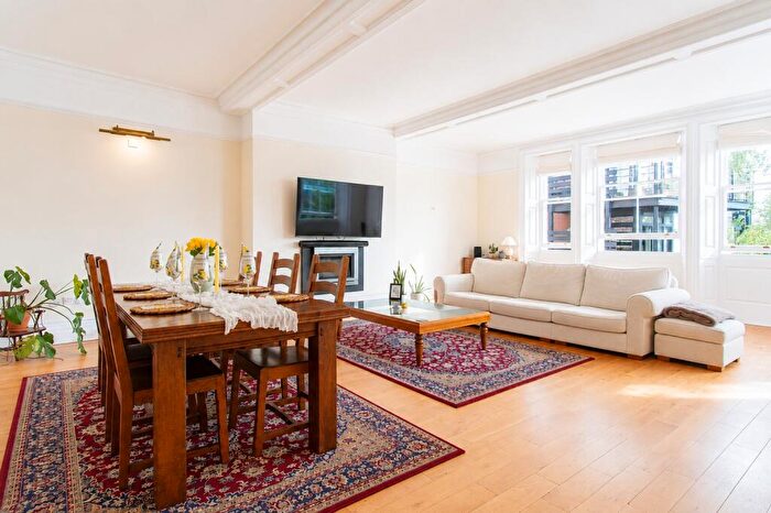 2 Bedroom Apartment For Sale In Maplespeen Court, Newbury, Berkshire, RG14