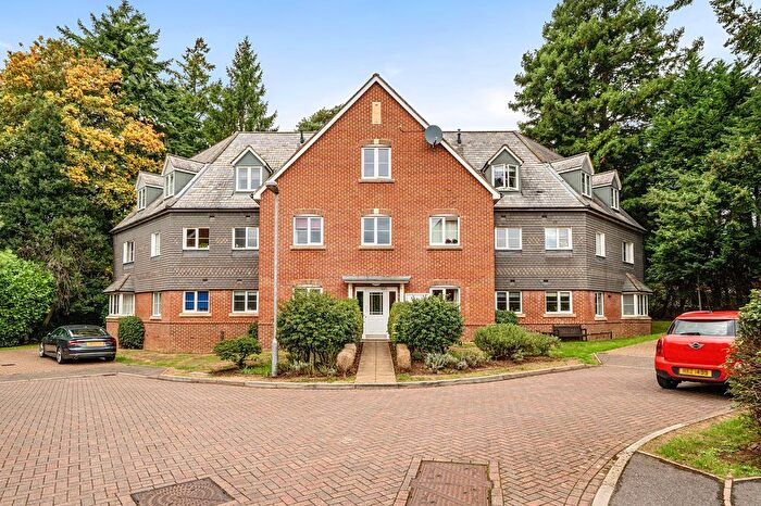 2 Bedroom Flat For Sale In Meadowlands Drive, Haslemere, GU27