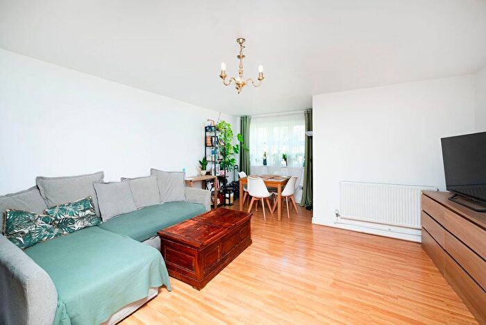2 Bedroom Flat For Sale In Harper Close, Oakwood, N14