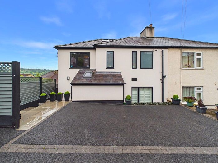 4 Bedroom Semi-Detached House For Sale In Darley House Estate, Hackney, DE4