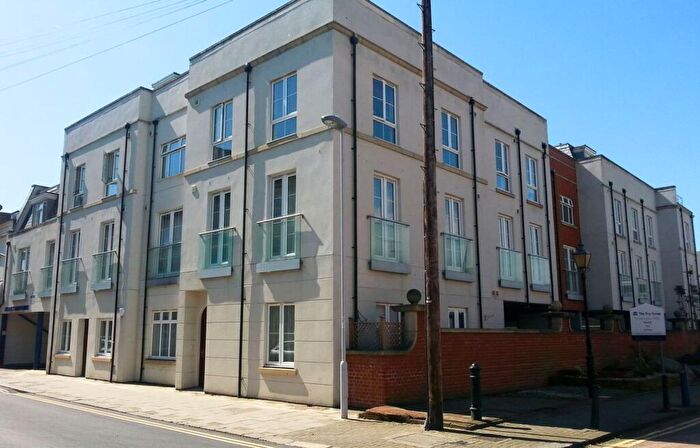 2 Bedroom Flat To Rent In Crescent Road, Worthing, BN11