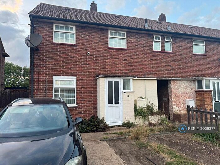 3 Bedroom Semi-Detached House To Rent In Lamers Road, Luton, LU2