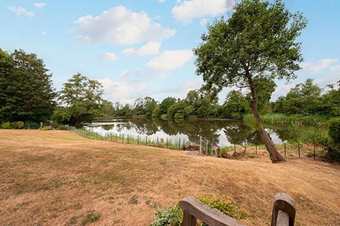 2 Bedroom Flat For Sale In Vale Road, Weybridge, KT13
