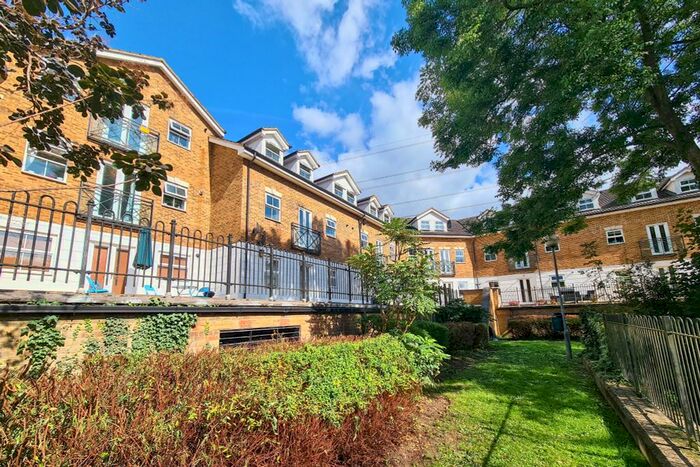 2 Bedroom Flat For Sale In Wraysbury, Berkshire, TW19