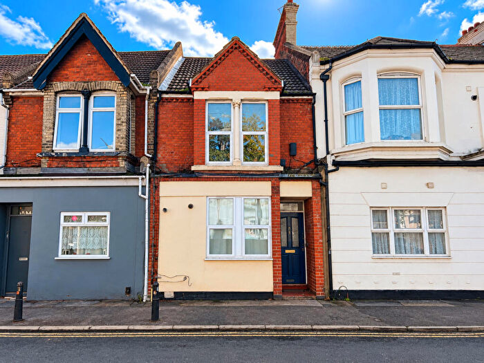3 Bedroom Maisonette For Sale In Balmoral Road, Gillingham, Kent, ME7