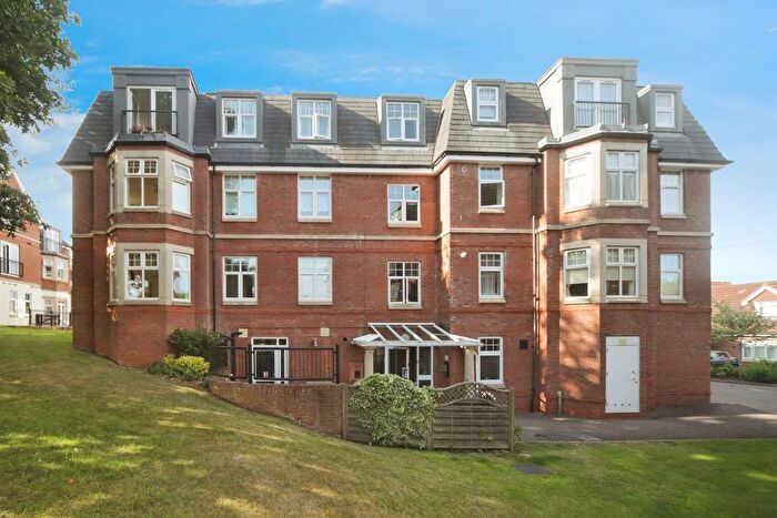 2 Bedroom Flat For Sale In Kinglake Drive, Taunton, TA1