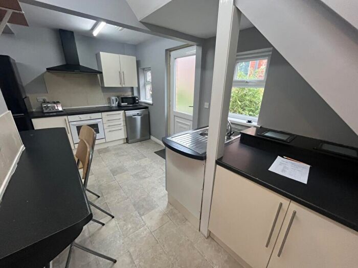 4 Bedroom Semi-Detached House To Rent In Headingley Mount, Headingley, Leeds, West Yorkshire, LS6