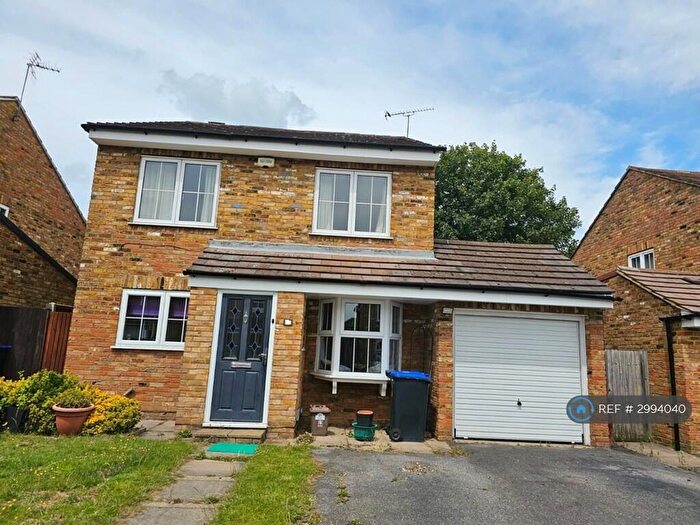 5 Bedroom Detached House To Rent In Sands Farm Drive, Burnham, Slough, SL1