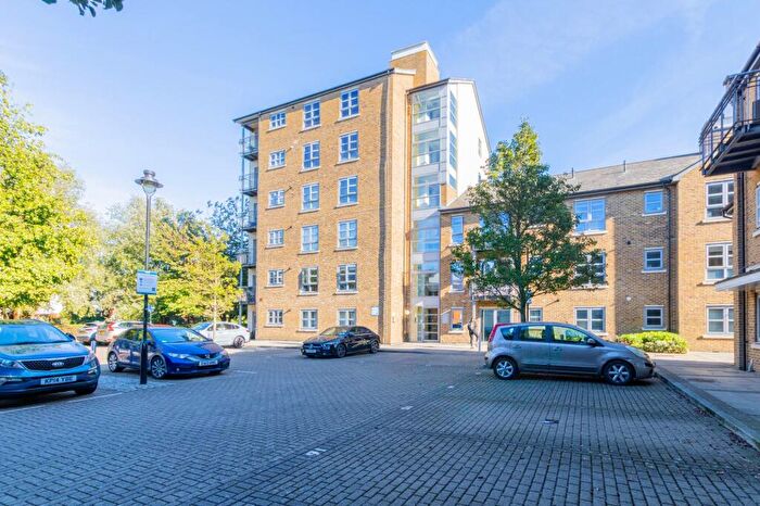 2 Bedroom Flat For Sale In Rotary Way, Colchester, CO3