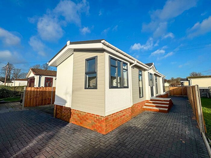 2 Bedroom Park Home For Sale In Weybridge Road, Weybridge Park, Addlestone, KT15