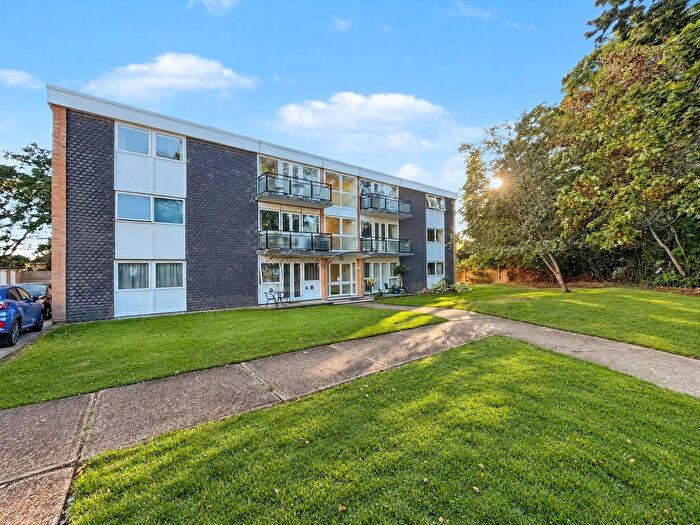 3 Bedroom Flat To Rent In West End Lane, Stoke Poges, SL2