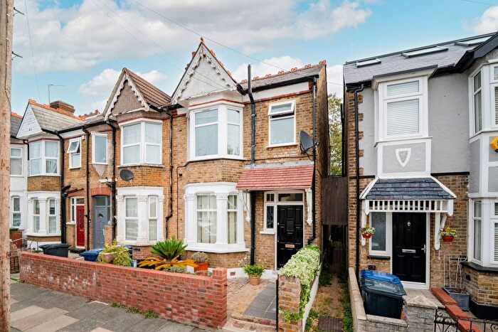 3 Bedroom Property For Sale In Deans Road, Hanwell, W7