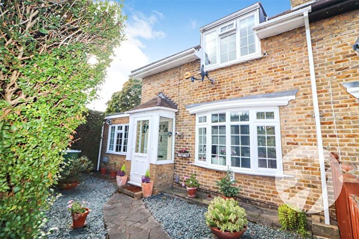 4 Bedroom End Of Terrace House For Sale In Colyers Lane, Erith, DA8