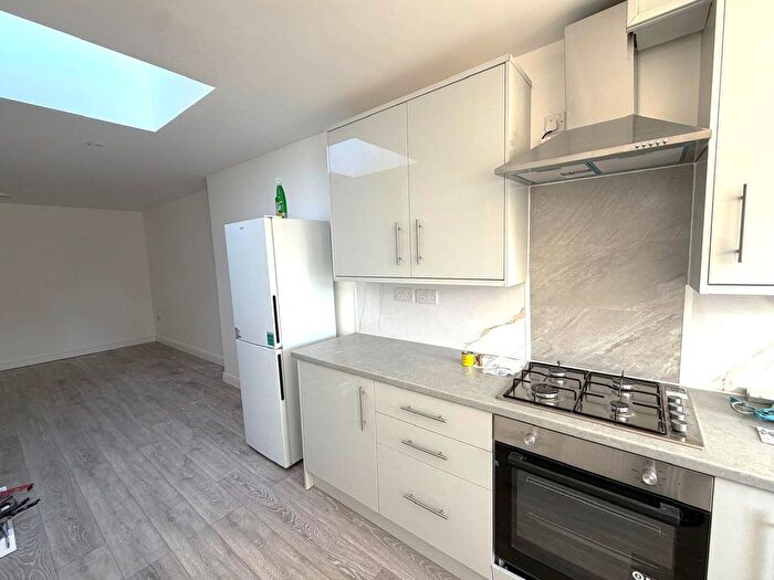 2 Bedroom Flat To Rent In Oakwood Avenue, Southall, UB1