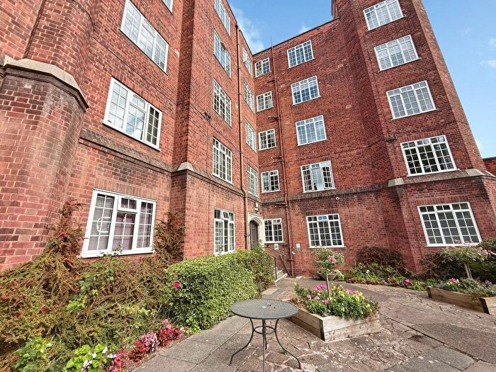 3 Bedroom Flat For Sale In Stoneygate Court, Stoneygate, Leicester, LE2
