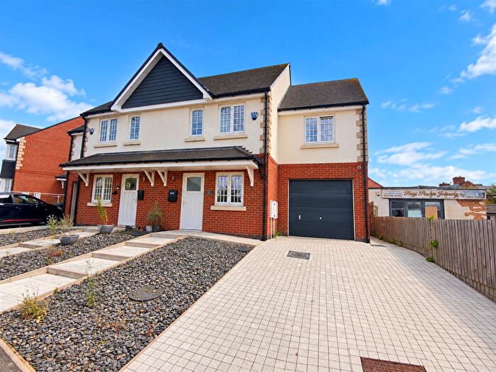 4 Bedroom Semi-Detached House For Sale In Mill Hill Road, Hinckley, LE10