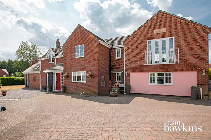 4 Bedroom Detached House For Sale In The Banks, Lyneham, SN15