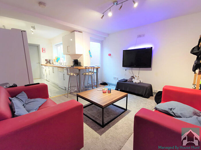 5 Bedroom End Of Terrace House To Rent In Lime Avenue, Birmingham, B29