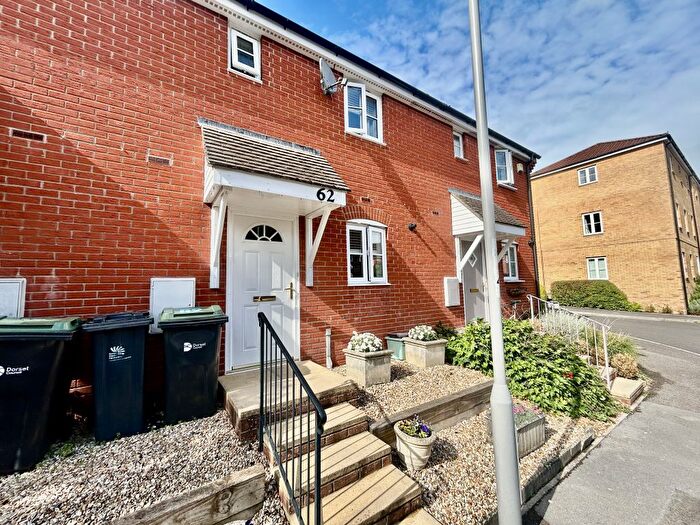 3 Bedroom Terraced House For Sale In Northfields, DT10