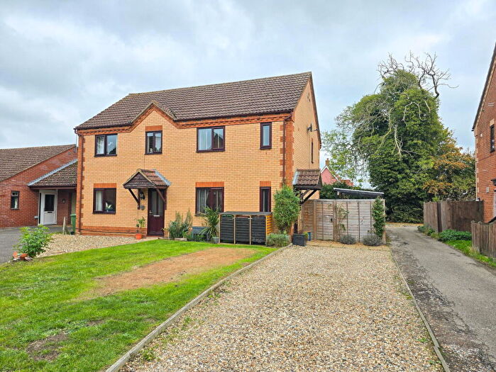 3 Bedroom Semi-Detached House For Sale In The Coppice, Attleborough, NR17