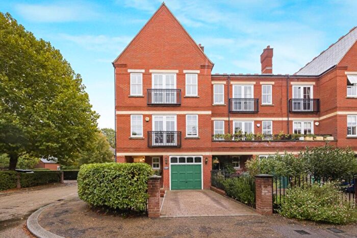 3 Bedroom End Of Terrace House For Sale In Brandesbury Square, Repton Park, IG8