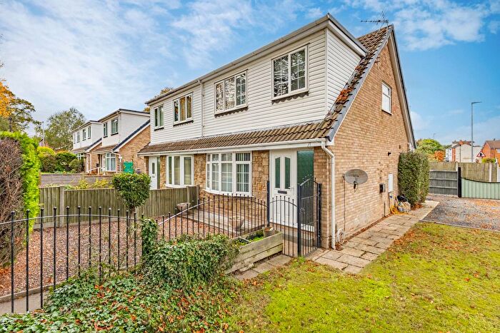 3 Bedroom Semi-Detached House For Sale In Goring Park Avenue, Ossett, WF5