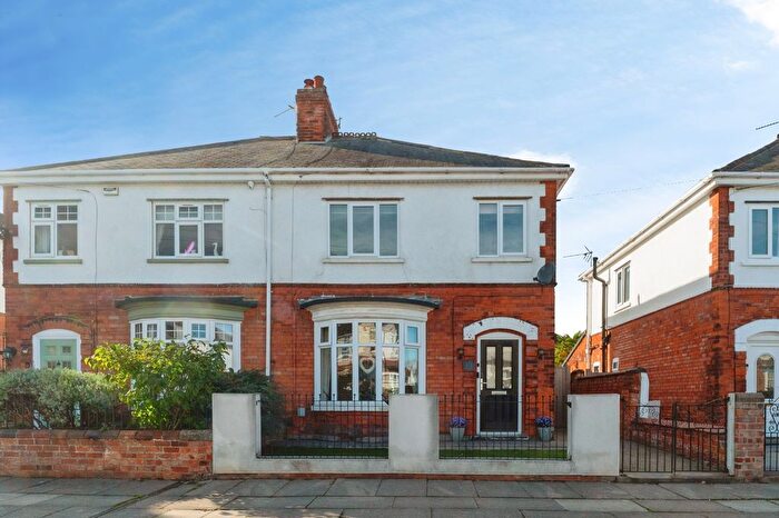 3 Bedroom Semi-Detached House For Sale In Heneage Road, Grimsby, DN32