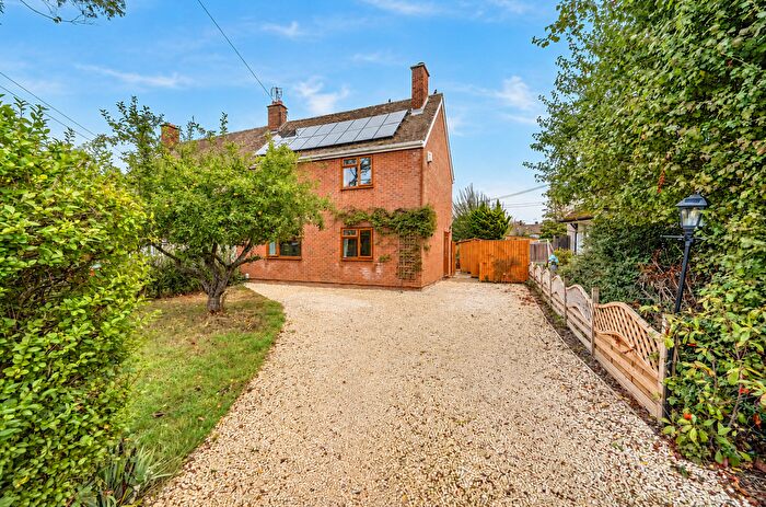 3 Bedroom Semi-Detached House For Sale In Cowleaze Crescent, Wroughton, Swindon, SN4