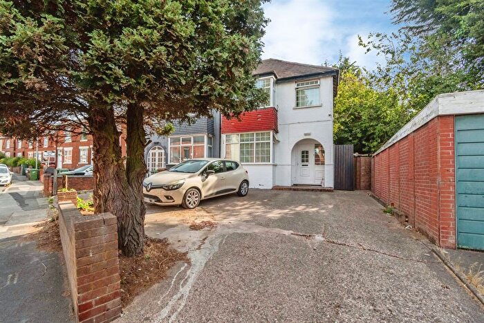4 Bedroom Semi-Detached House For Sale In Sandwell Street, Walsall, WS1