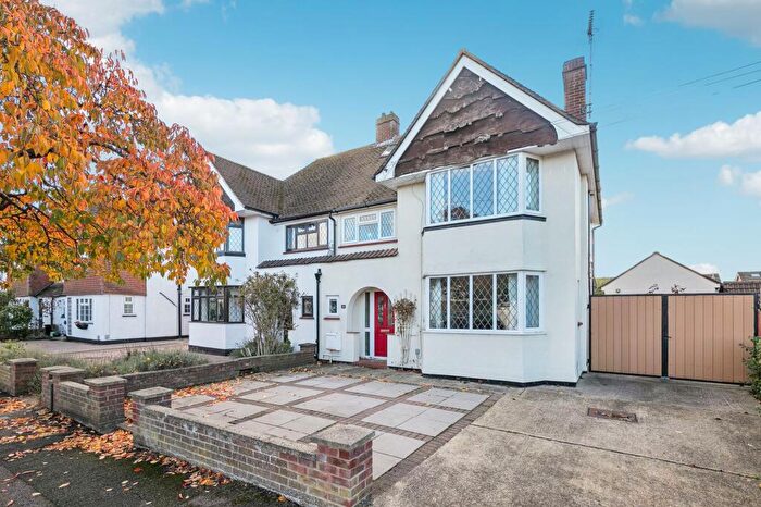 4 Bedroom Semi-Detached House For Sale In Poplar Avenue, Bedford, MK41