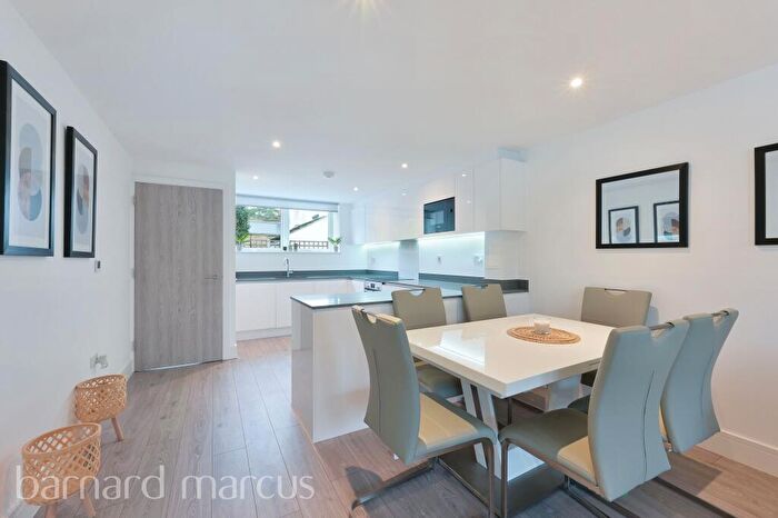 2 Bedroom Mews To Rent In Lime Grove, New Malden, KT3