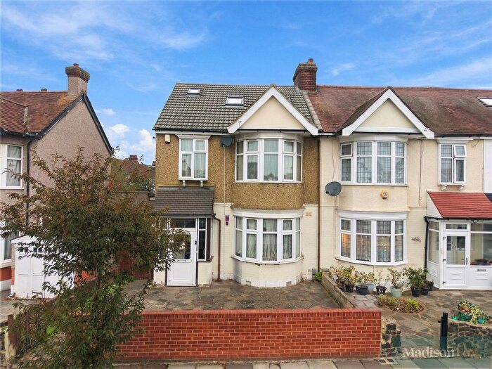6 Bedroom Semi-Detached House For Sale In Ashurst Drive, Ilford, Redbridge, IG6