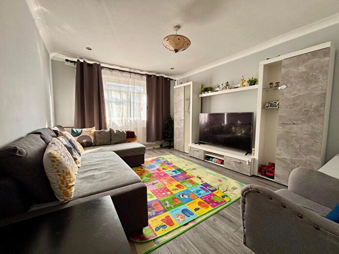 3 Bedroom House To Rent In Lascelles Close, Leytonstone, E11