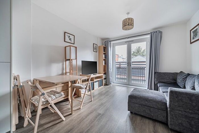 1 Bedroom Flat For Sale In Raleigh House, Farnham, Surrey, GU9