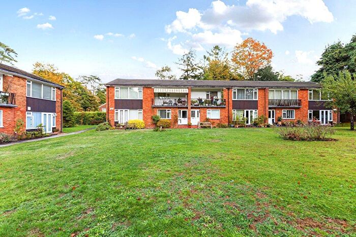 2 Bedroom Flat For Sale In Beacon Hill Court, Hindhead, Surrey, GU26