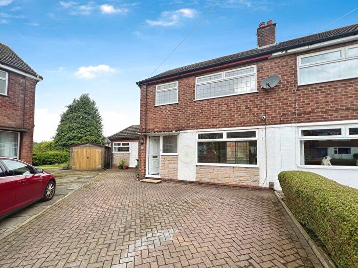 4 Bedroom Semi-Detached House To Rent In Brook Gardens, Harwood, Bolton, BL2