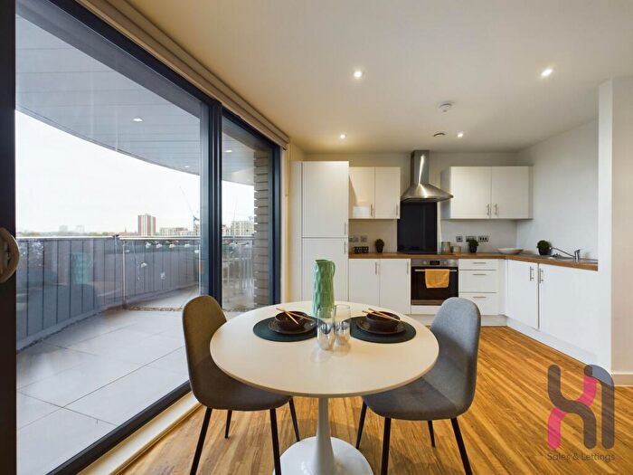 2 Bedroom Flat To Rent In Pomona Strand, Old Trafford, M16