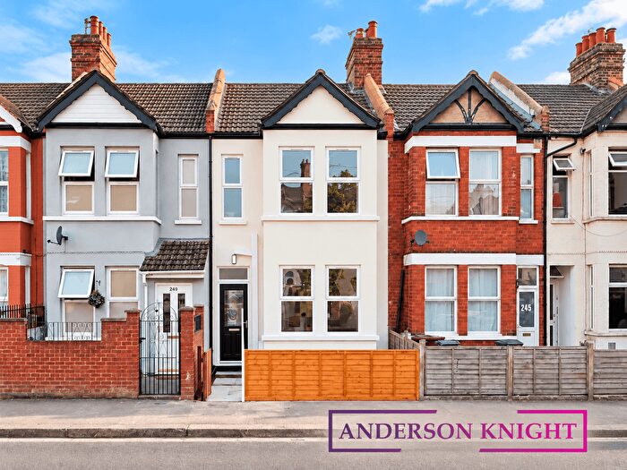 3 Bedroom Terraced House For Sale In Cromwell Road, Hounslow, TW3