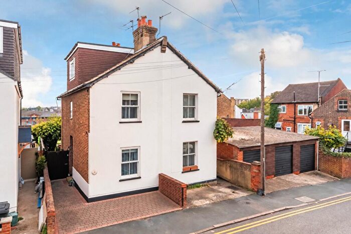 3 Bedroom Semi-Detached House For Sale In Denzil Road, Guildford, Surrey, GU2
