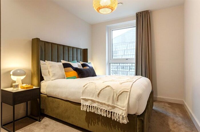 3 Bedroom Flat To Rent In Victory Place, London, SE17